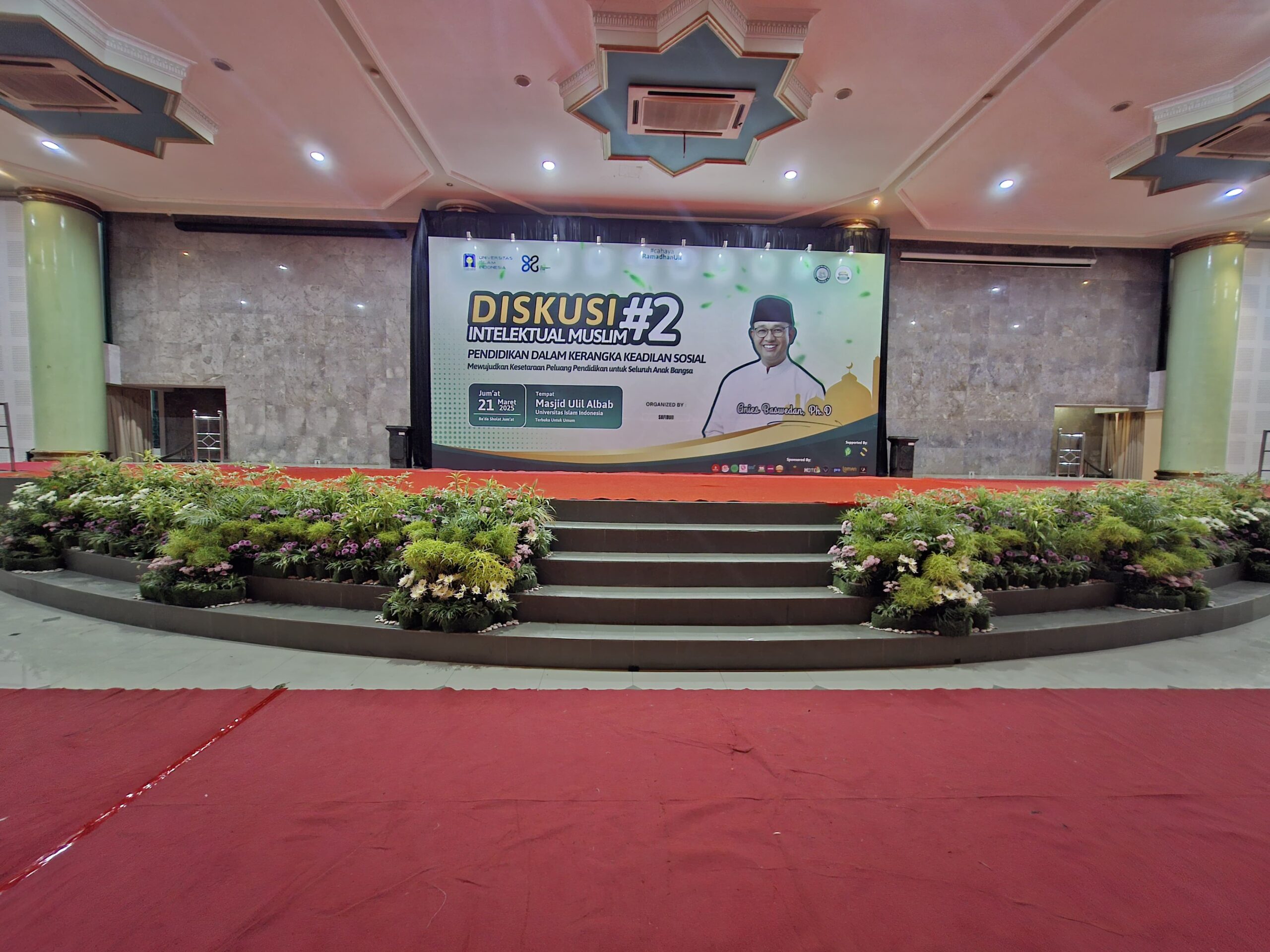 dekorasi seminar wisuda di UII