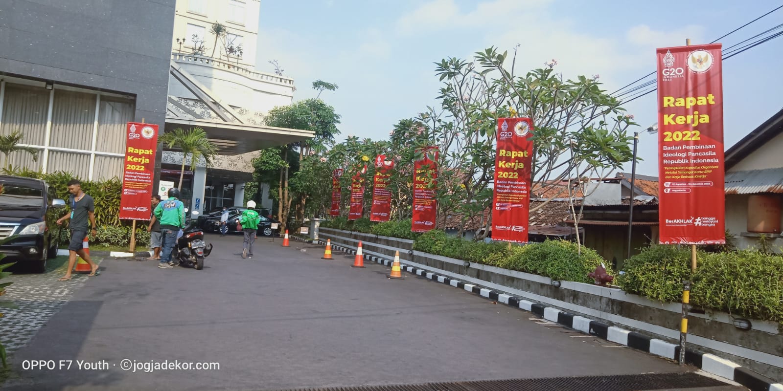 Jasa produksi umbul-umbul dan T Banner event Jogja untuk perusahaan, festival, pameran, kampus, launching produk, dan berbagai acara dengan desain custom serta pemasangan profesional.